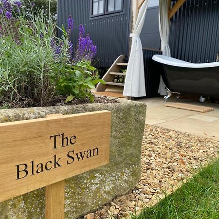 Ketton The Black Swan Shepherd Hut מראה חיצוני תמונה