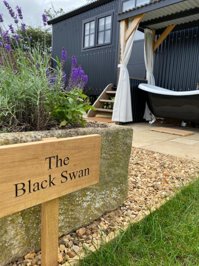 Ketton The Black Swan Shepherd Hut מראה חיצוני תמונה
